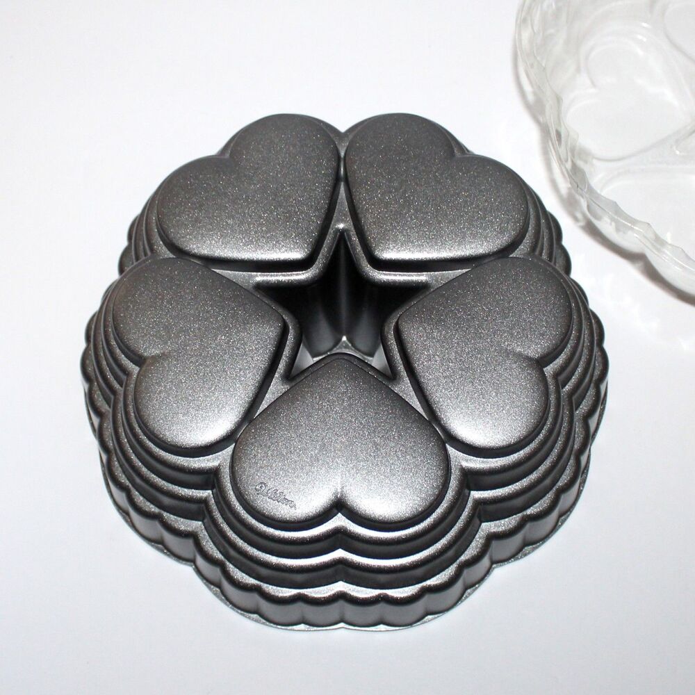 Wilton Dimensions Queen of Hearts Bundt Cake Nonstick 10 cup Cast Aluminum